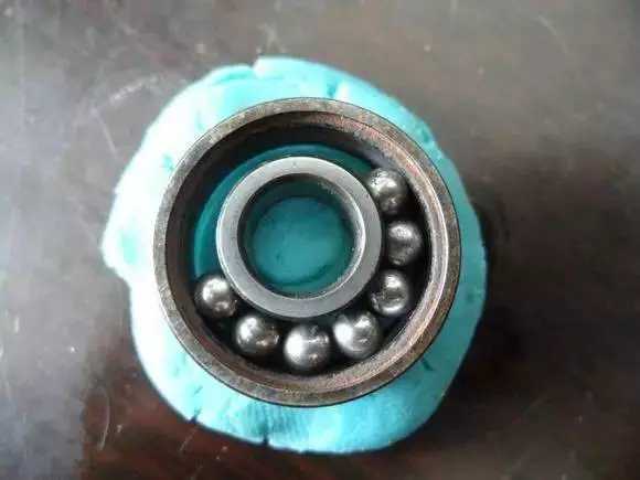 隨后將內(nèi)圈擠到鋼珠那邊，使鋼珠卡在凹槽中間